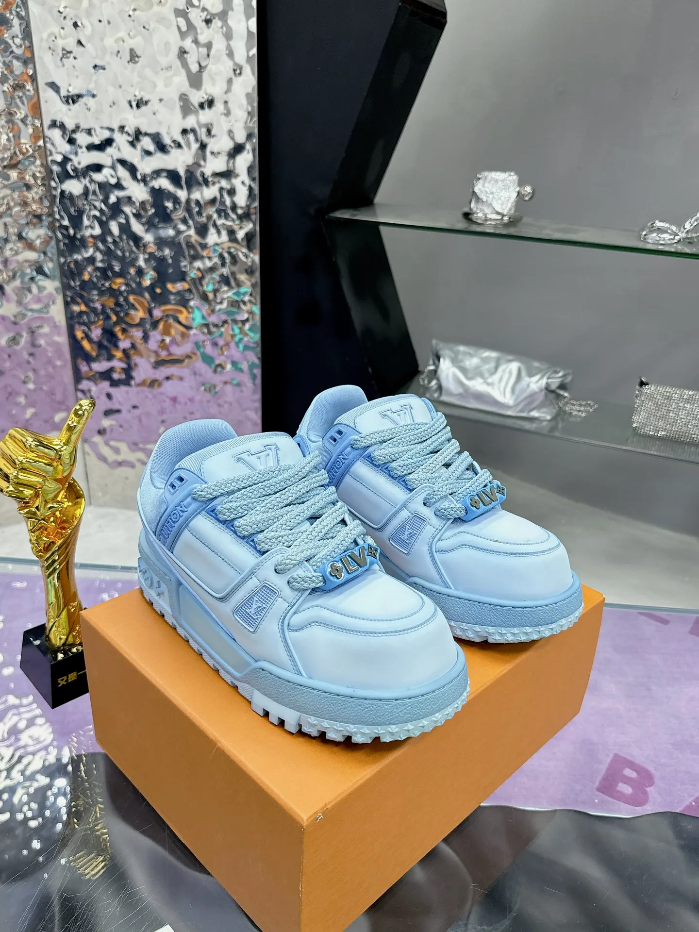 Men's shoes 💰1020❤️❤️❤️ LV donkey brand L's latest catwalk models Chubby Chubby Chubby Chubby TRAINER MAXI bread shoes Skateboard shoes Casual Couple models Sports shoes DIY beading Original purchase and development Production This LV Trainer Maxi sneaker is made of soft cow leather, with a large silhouette and convex outsole to reinterpret the original LV Trainer sneaker design, interpreting the inspiration of retro basketball shoes. Rubber LV monogrammed upper, Monogram floral outsole. Exquisite packaging at the delivery counter 🛍📦 ▪️Fabrics: Original customized imported first-layer cowhide ▪️Lining: Original customized breathable mesh lining ▪️Outsole: Original open-molded TPU combination outsole ▪️Sole thickness: 4CM ▪️Size: Women's 35-41 Men's 39-45